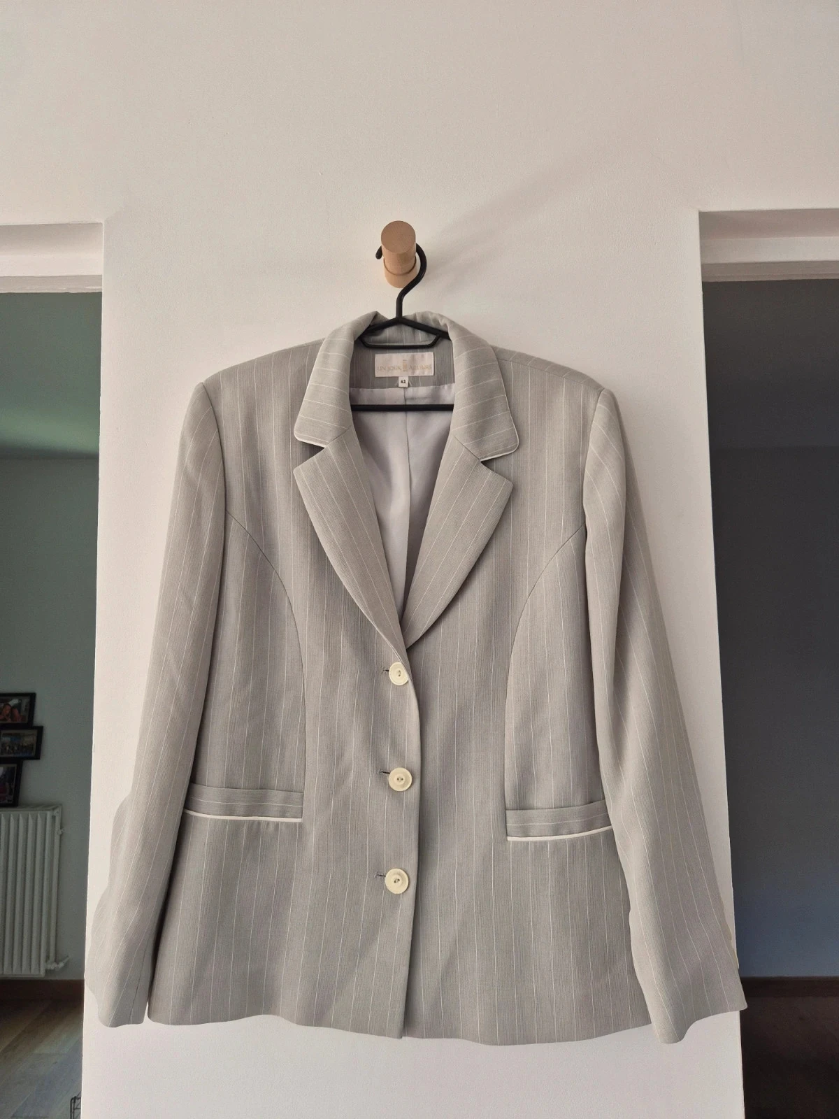 Ensemble tailleur Un jour ailleurs gris rayé blanc 42 – photo 2